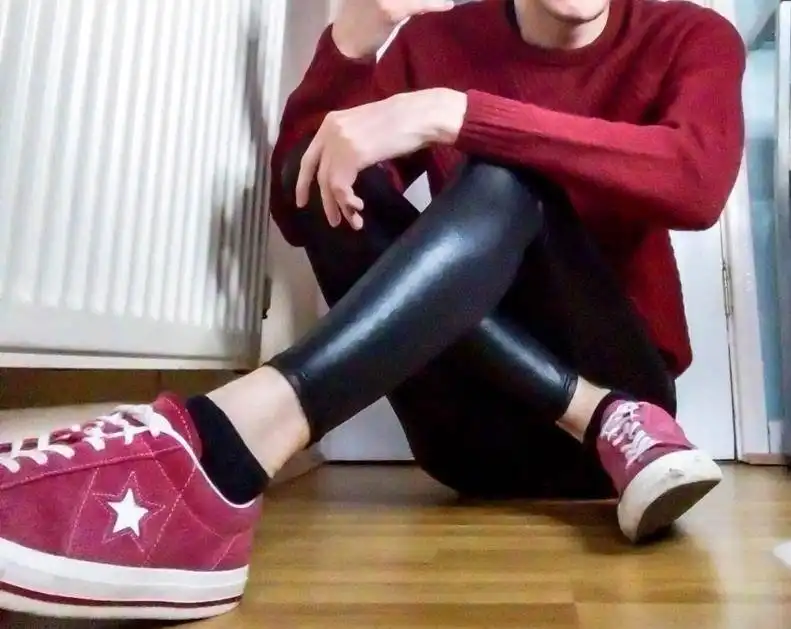 Quick Style Inspiration for the Summer: Shiny Black Leggings and More