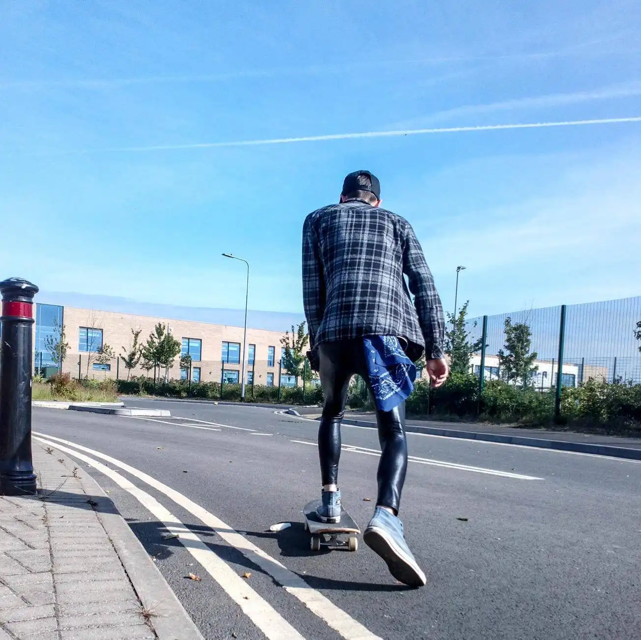 Throwback Outfit: Casual Alternative Style with Shiny Leggings and Converse