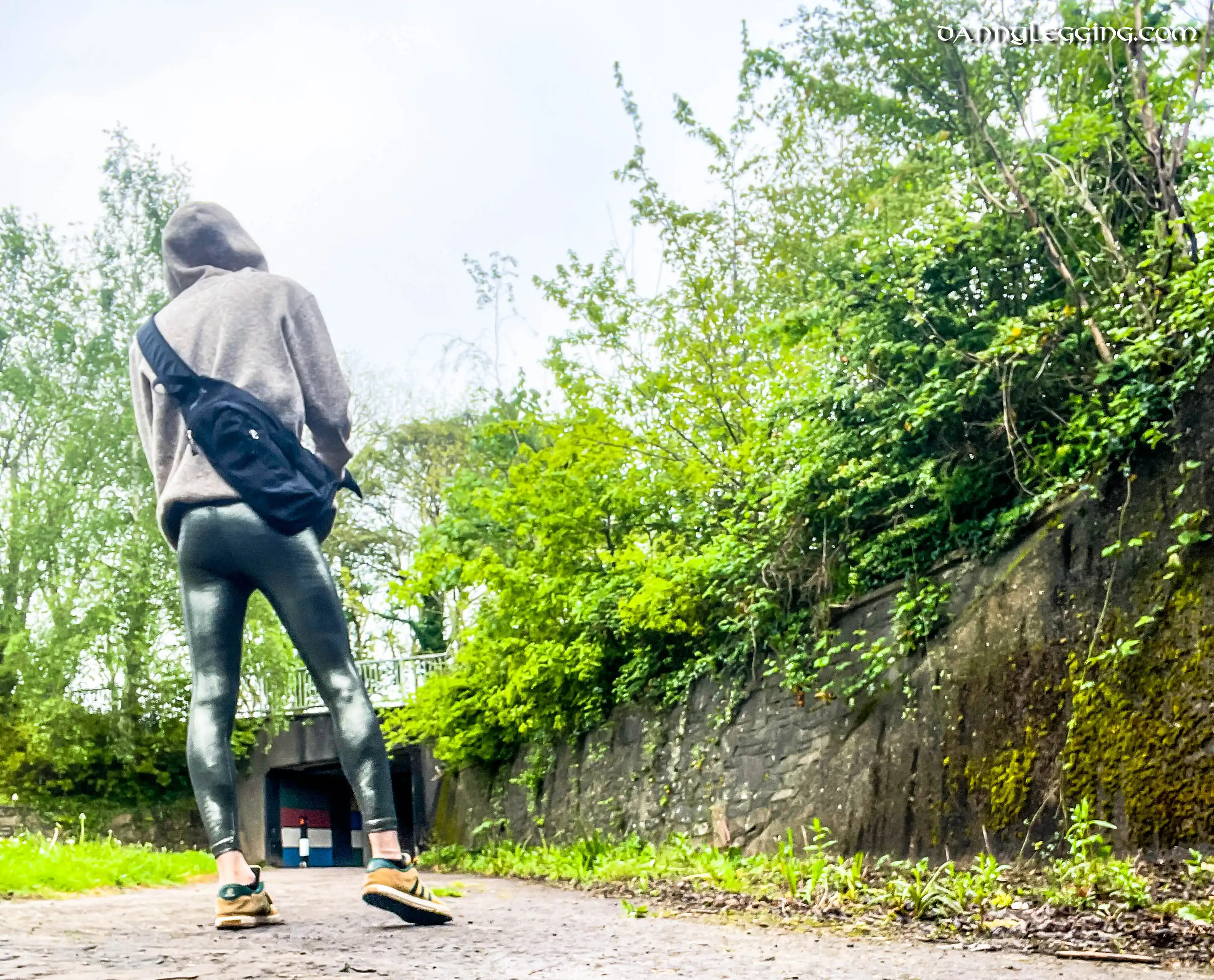 Streetstyle Spring Outfit with Koral Gunmetal Metallic Leggings